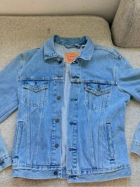 Levis denim jacket size medium